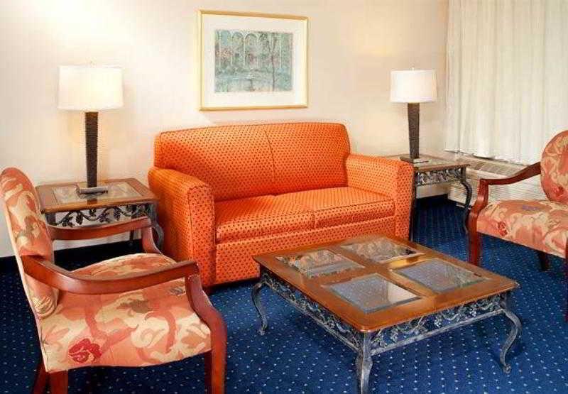 Courtyard By Marriott Cleveland Westlake Habitación foto